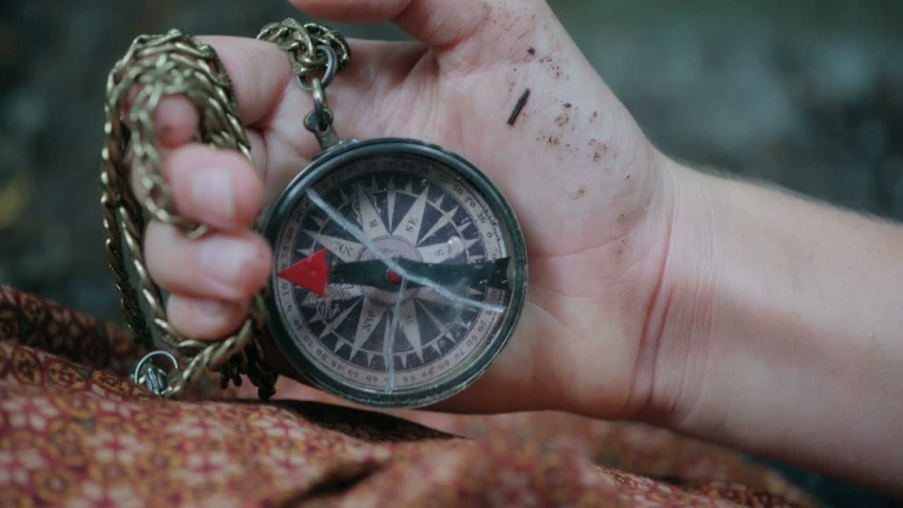 Hansel and Gretel's compass (S01E09)