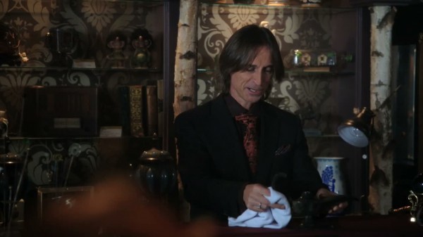 Mr. Gold polishing a genie lamp (S01E09)