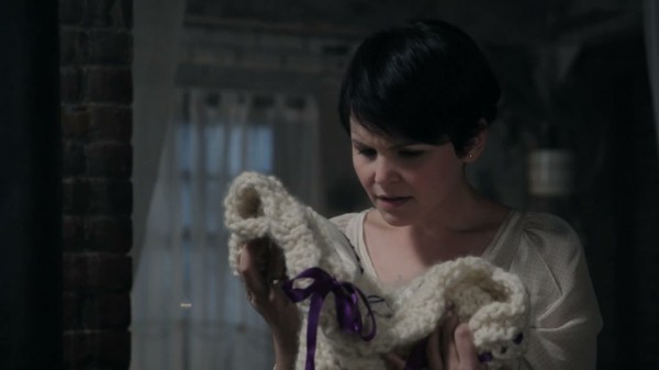 Emma's blanket seems familiar to Mary Margaret (S01E09)