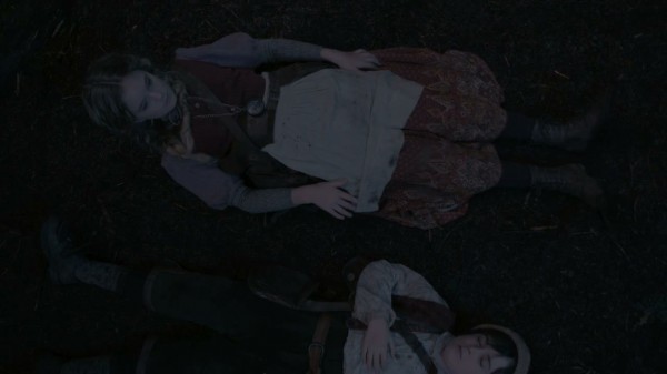 Hansel and Gretel on the ground in the woods (S01E09)
