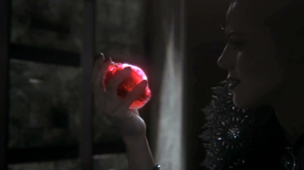The Evil Queen holding the Huntsman's Heart (S01E07)