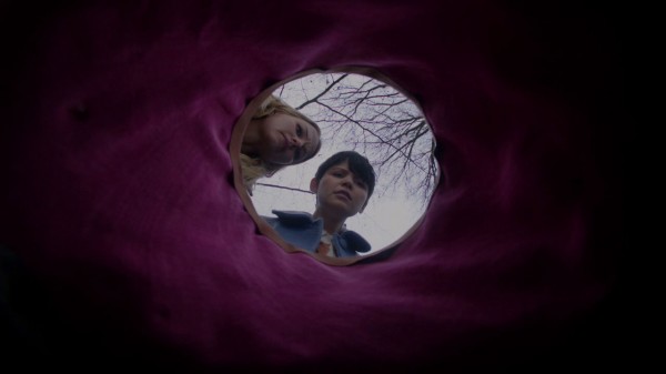 Emma and Mary Margaret looking into a hole-s01e17