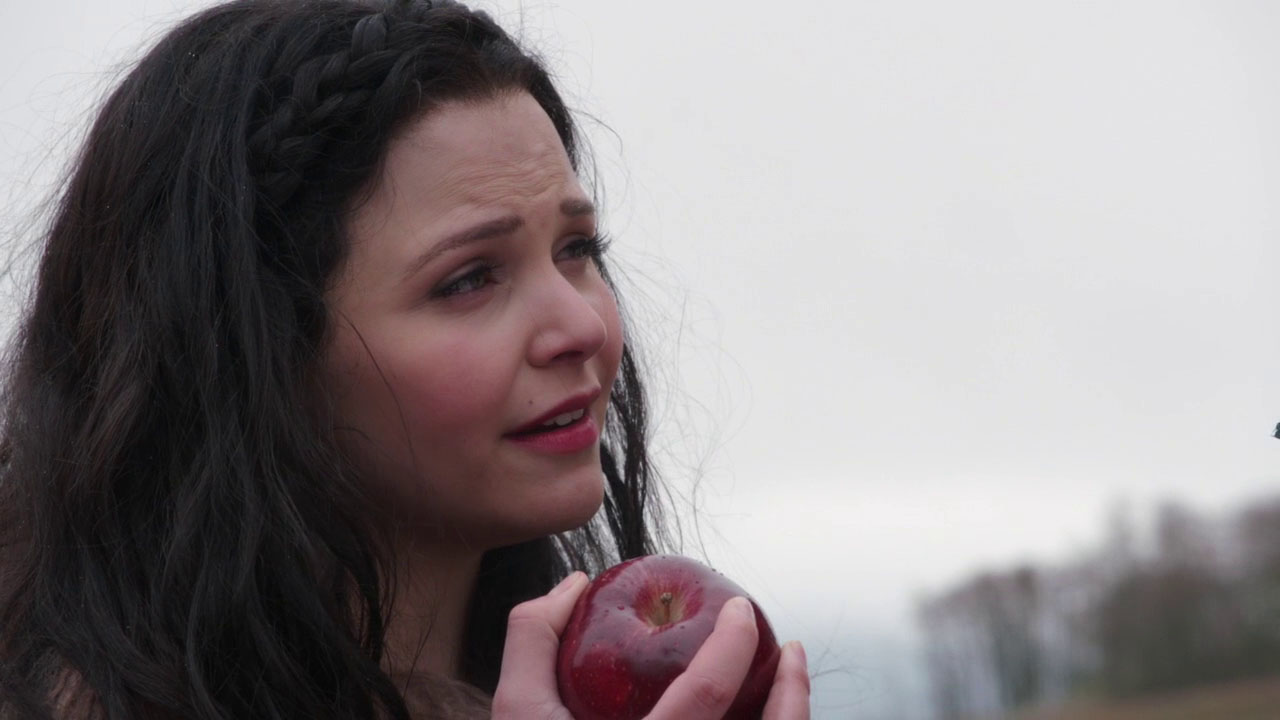 Snow White holding the Evil Queen's Apple (An Apple Red as Blood-s01e21)