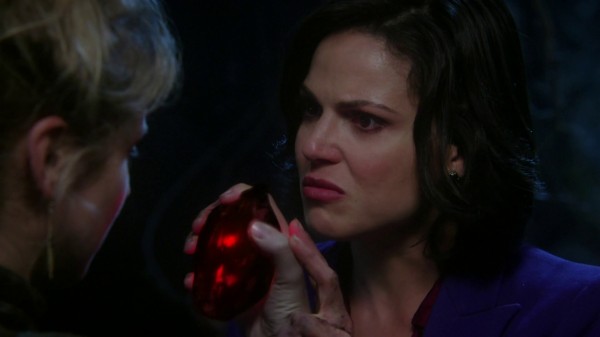 Tinkerbell holds Regina's dark heart (3x03 Quite a Common Fairy)