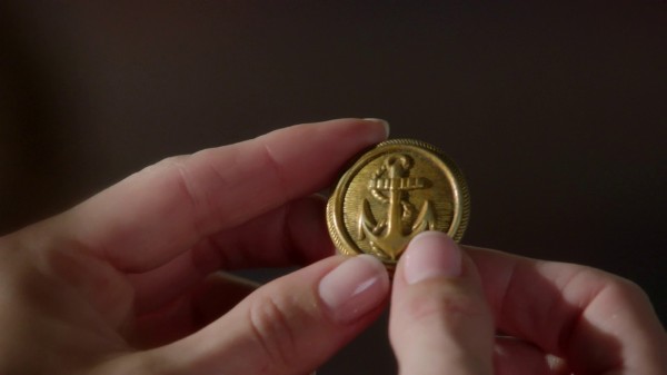 Ariel holds button from Prince Eric's jacket (3x07 Dark Hollow)