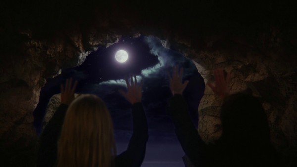 Regina and Emma cause an eclipse (3x08 Think Lovely Thoughts)