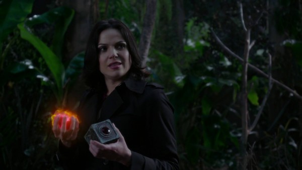 Regina holding Henry's heart and Pandora's Box (3x09 Save Henry)