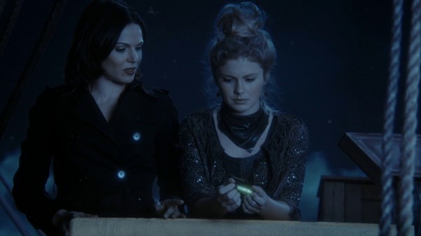 Tinkerbell's pixie dust glows (3x09 Save Henry)