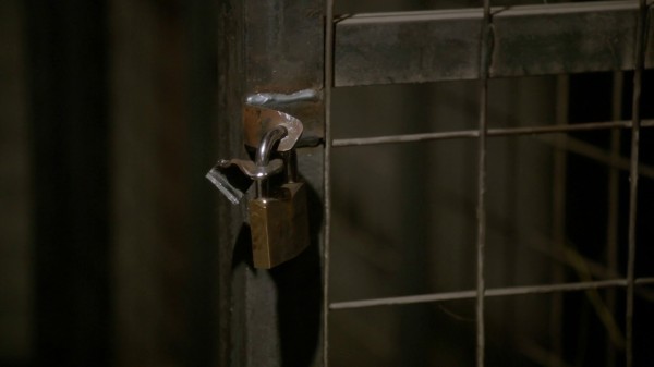 Broken keys on Rumple's cage (3x14 The Tower)