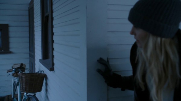 Emma sneaking behind house (3x14 The Tower)