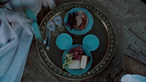 Hidden Mickey in Aurora's Plates (3x12 New York City Serenade)