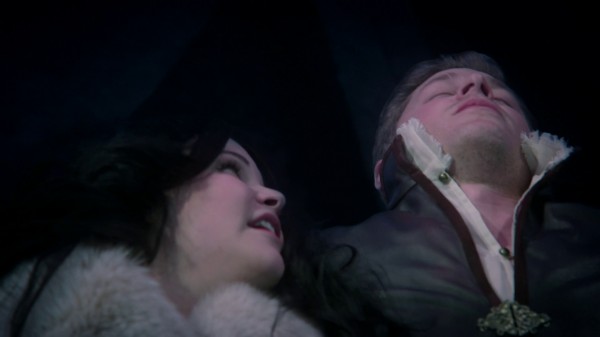 Snow lies next to dead Charming (3x19 A Curious Thing)