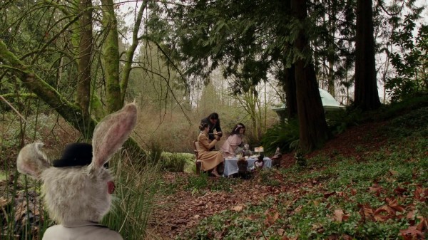 White Rabbit Looking at Alice Cyrus and Daughter - 1x13 And They Lived