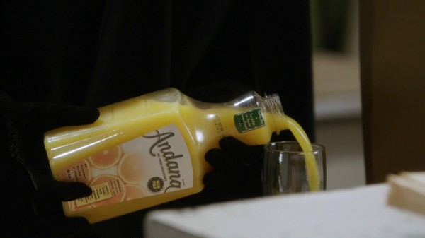 Zelena pours orange juice (3x15 Quiet Minds)