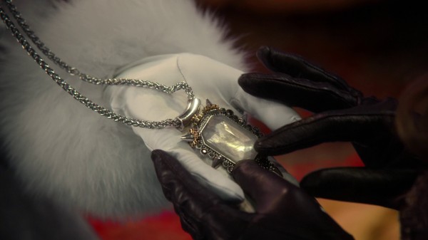 Glinda Hands Zelena's Pendant - 3x20 Kansas