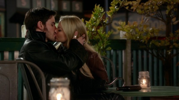 Hook and Emma Kiss Granny's Diner - 3x22 There's No Place Like Home