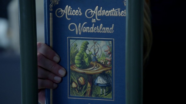 Once Upon a Time 2x04 The Apprentice - Alice's Adventures in Wonderland book