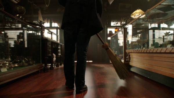 Once Upon a Time 2x04 The Apprentice - Henry sweeping the floor