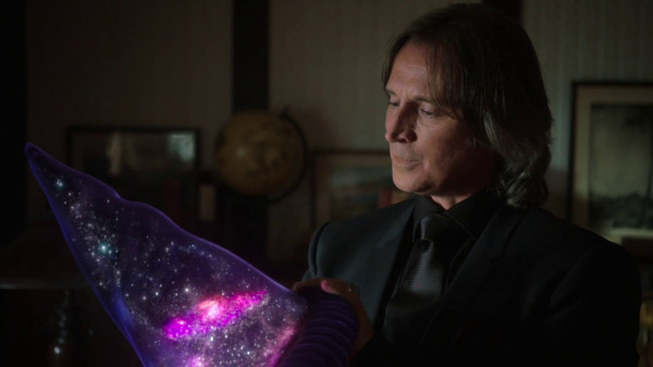 Once Upon a Time 2x04 The Apprentice - Rumple admiring the hat