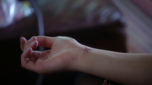 Once Upon a Time 4x05 Breaking Glass - Lily's star birthmark