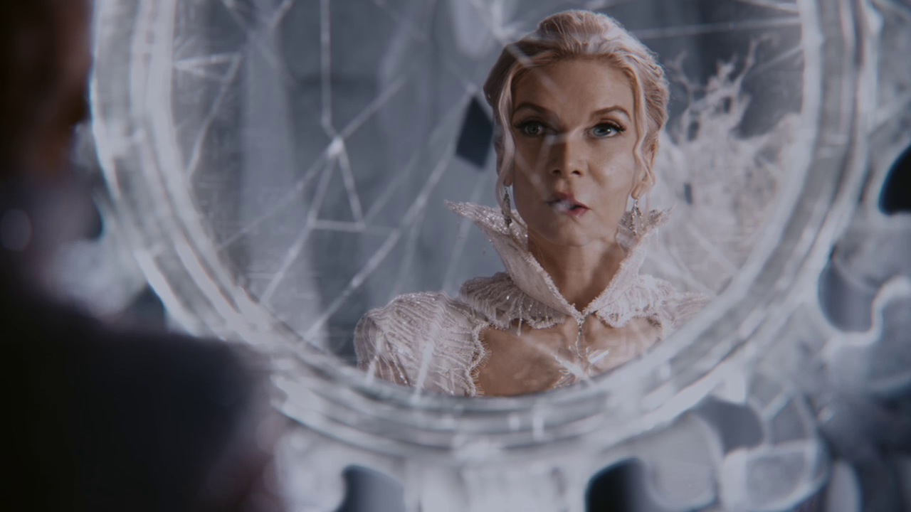 Once Upon a Time podcast 4x05 Breaking Glass - Snow Queen looks in broken mirror