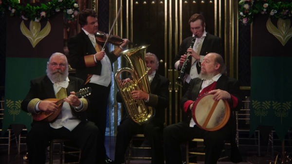 Band at birthday party (4x07 The Snow Queen)