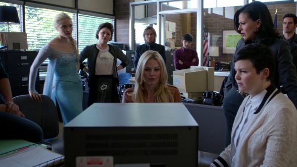 Once Upon a Time 4x06 Family Business - Watching the video at the sheriff station