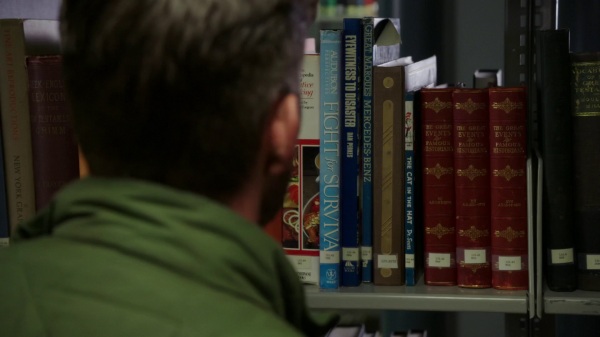 Once Upon a Time 4x08 Smash the Mirror - Books in the Library