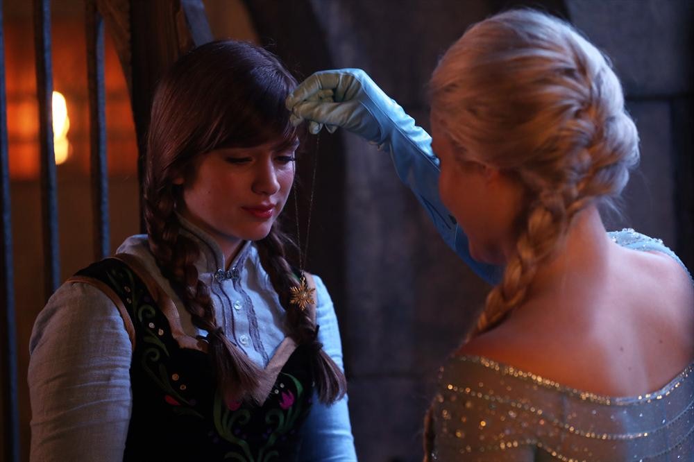 Once Upon a Time podcast 4x08 Smash the Mirror - Elsa hands Anna her necklace
