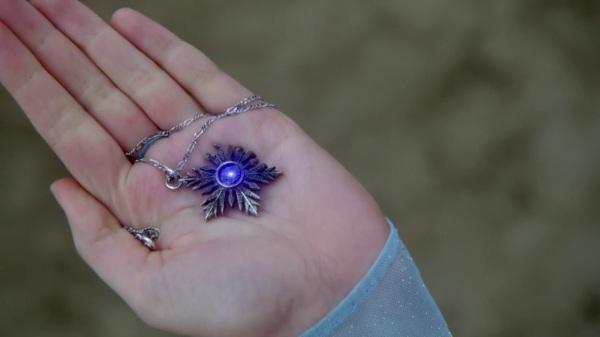 Once Upon a Time 4x09 Fall - Anna's necklace turned wishing star