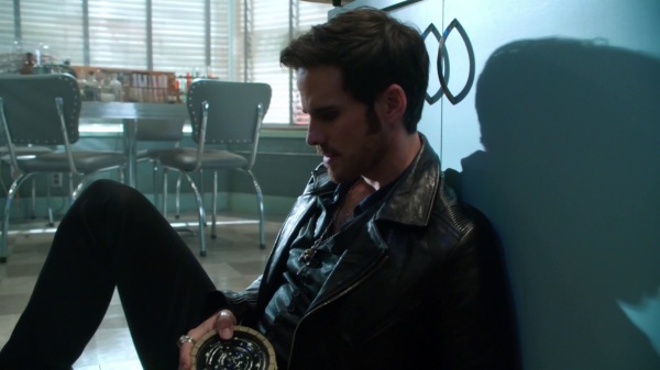 Once Upon a Time 4x09 Fall - Hook's pained expression as he hides from Emma