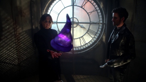 Once Upon a Time 4x12 Heroes and Villains - Rumplestiltskin holding out the magic hat