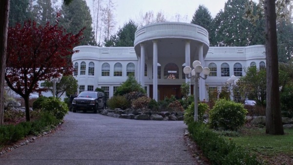 Once Upon a Time 4x13 Darkness on the Edge of Town - Cruella's home in Great Neck, Long Island