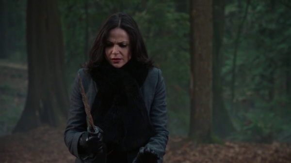 Once Upon a Time 4x13 Darkness on the Edge of Town - Regina looking at the Dark One's dagger