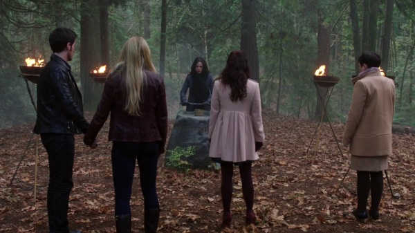 Once Upon a Time 4x13 Darkness on the Edge of Town - runes on the stone