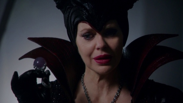 Once Upon a Time 4x14 Unforgiven - Maleficent holding the rattler