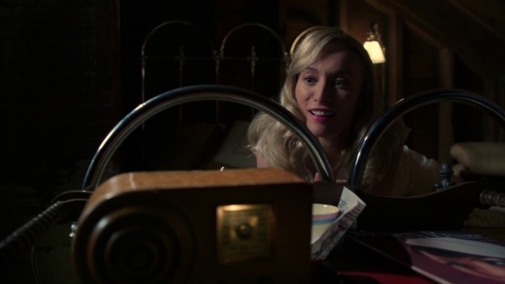 Once Upon a Time 4x19 Sympathy for the De Vil - Cruella listening to music