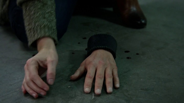 Once Upon a Time 5x01 The Dark Swan - Zelena cuts off her hand and reattached it