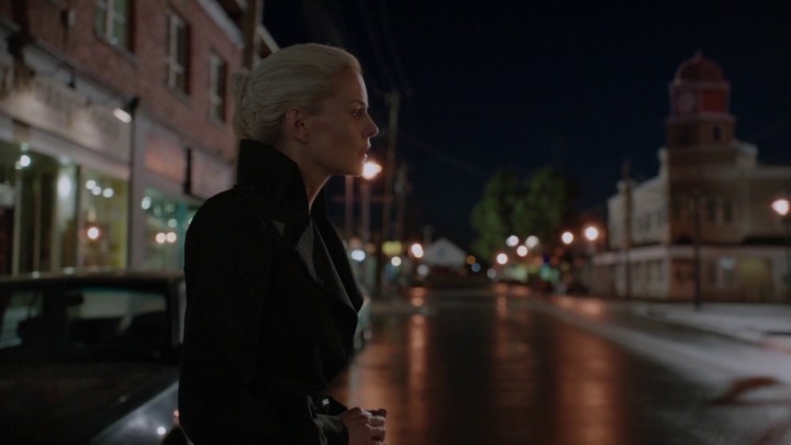 Once Upon a Time 5x02 The Price - Emma outside Granny's onlooking