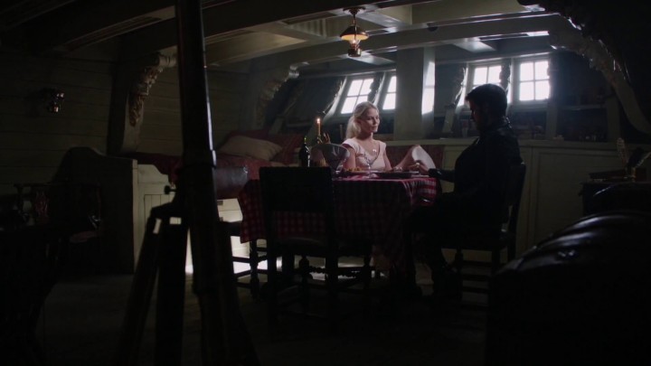 Once Upon a Time 5x03 Siege Perilous - Emma and Hook talking in the Jolly Roger