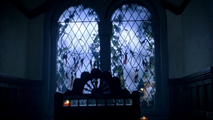 Once Upon a Time 5x04 The Broken Kingdom - Dreamcatchers in the window