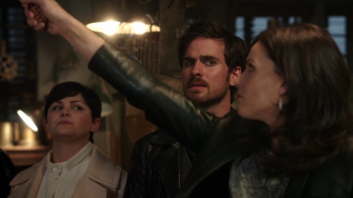 Regina trying to wield want 5x01 The Dark Swan