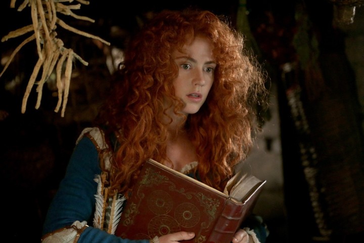 Once Upon a Time 5x06 The Bear and the Bow - Merida holding spellbook