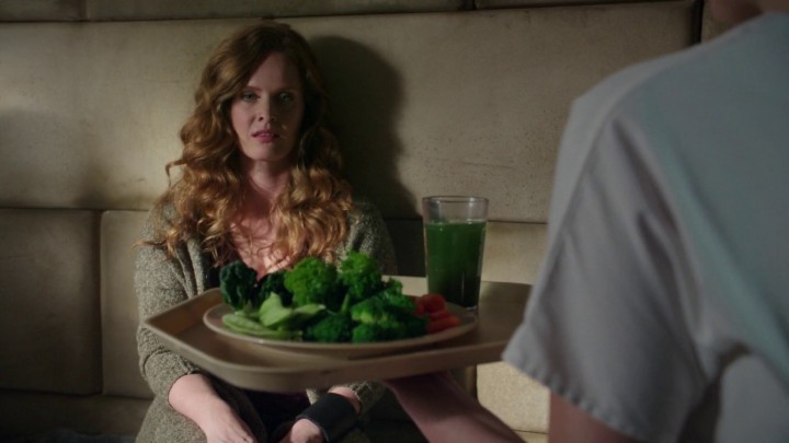 Once Upon a Time 5x06 The Bear and the Bow - Nurse Ratchet hands food to Zelena