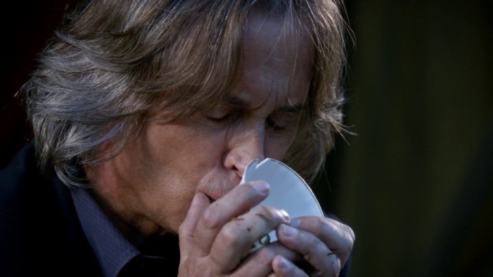 Once Upon a Time 5x06 The Bear and the Bow - Rumplestiltskin kissed the chipped cup, breaks it, and escapes