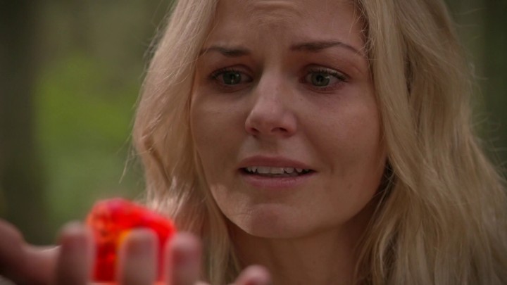 Once Upon a Time 5x07 Nimue - Emma holding eternal flame