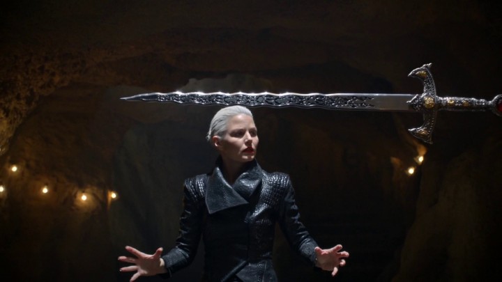 Once Upon a Time 5x07 Nimue - Emma reunites the dagger and the Excalibur