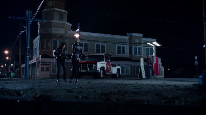 Once Upon a Time 5x08 Birth - Emma saves Hook from falling outside clock tower