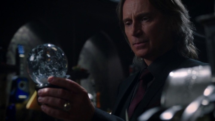 Once Upon a Time 5x08 Birth - Rumplestiltskin holds snow globe