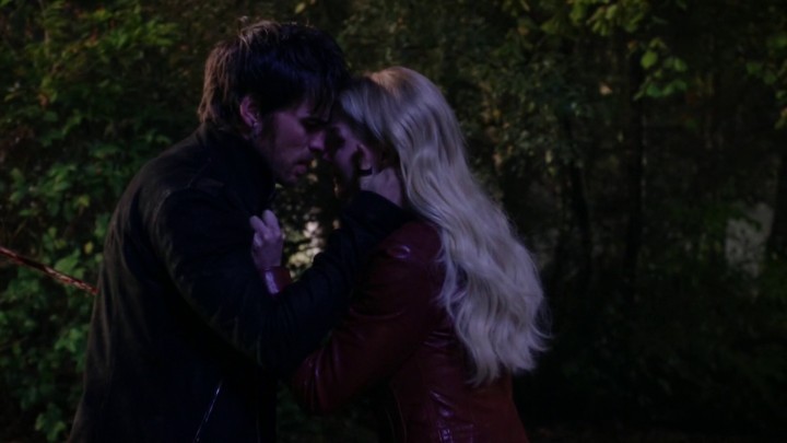 Once Upon a Time 5x11 Swan Song - Emma back in her red leather jackeet after snuffing out the darkness